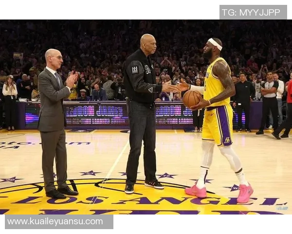 姚明与贾巴尔精彩对决视频回顾,篮球传奇的巅峰时刻重温