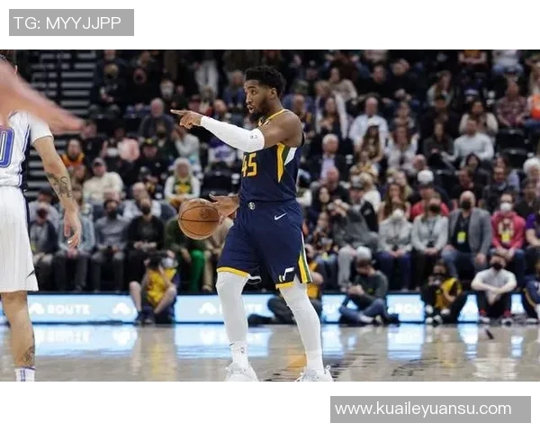 爵士前锋米切尔加盟中国篮球队过节:传授进攻技巧 爵士前锋米切尔加盟中国篮球队过节:传授进攻技巧